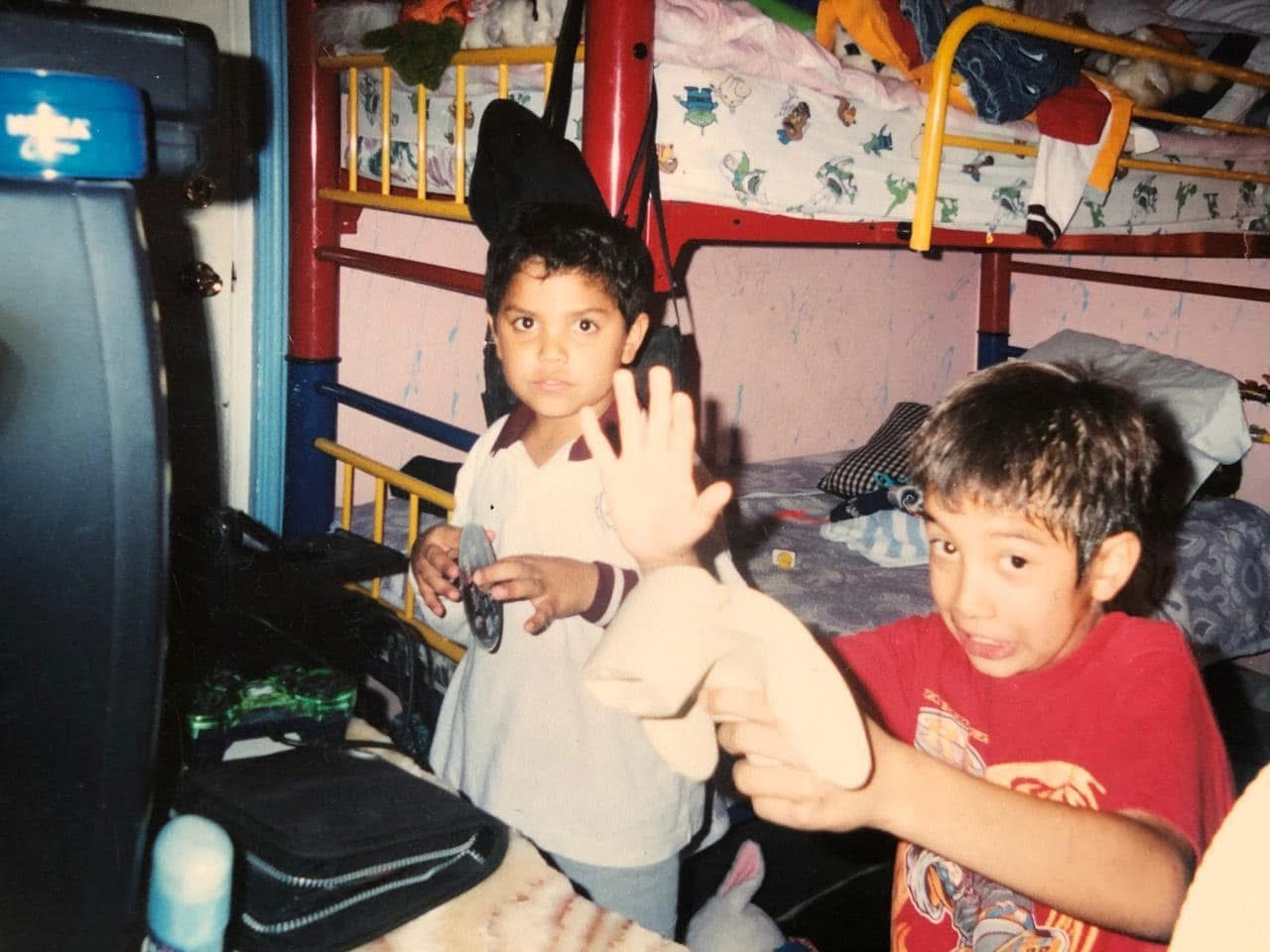 Jesús y Cheyenne Malo de niños jugando videojuegos en 2002